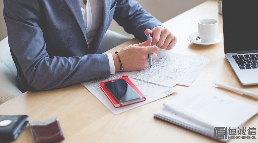 到底是公司注銷(xiāo)好還是轉(zhuǎn)讓好，這個(gè)廣州發(fā)業(yè)認(rèn)為需要根據(jù)你的實(shí)際情況來(lái)決定，如果你不想再繼續(xù)經(jīng)營(yíng)這個(gè)公司，剛好有人愿意接手這個(gè)公司，那就變更，至少還能彌補(bǔ)一些損失。而且公司轉(zhuǎn)讓是需要簽署股權(quán)協(xié)議的，所以之后不用擔(dān)心公司轉(zhuǎn)讓后做了違法的事情牽連到自己，轉(zhuǎn)讓以后公司的問(wèn)題是由新法人或股東負(fù)責(zé)。